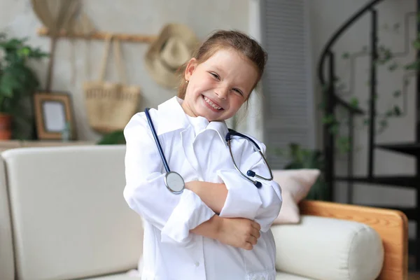 Glimlachend Klein Meisje Medisch Uniform Spelen Met Stethoscoop Thuis — Stockfoto