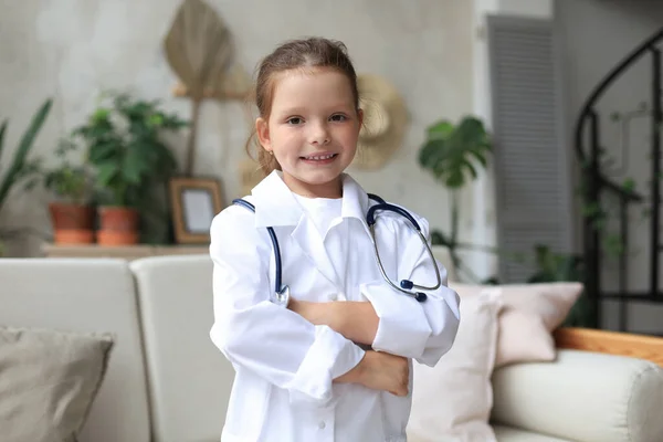 Sorridente Bambina Uniforme Medica Che Gioca Con Stetoscopio Casa — Foto Stock