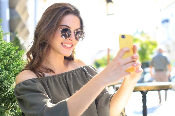 Młoda Ładna Brunetka Zewnątrz Lato Miasto Zrobić Selfie Przez Telefon — Zdjęcie stockowe