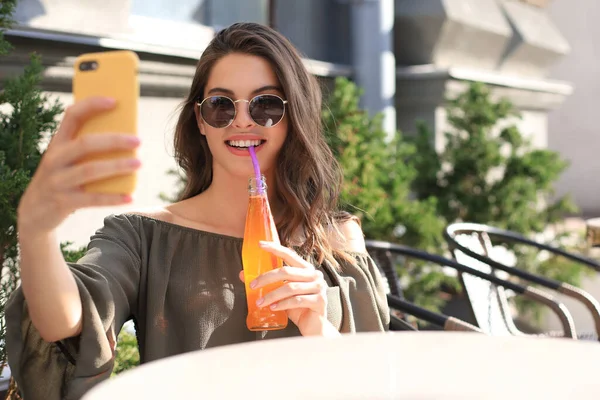 Souriant Belle Femme Brune Assise Dans Rue Café Été Prendre — Photo