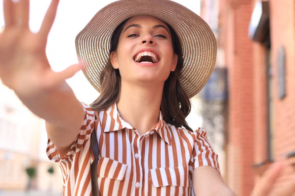 Menina Moda Jovem Fazer Selfie Mãos Com Telefone Rua Cidade — Fotografia de Stock