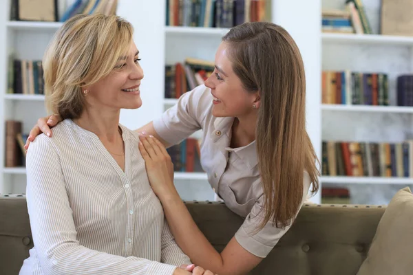 Mooie Middelbare Leeftijd Mam Haar Volwassen Dochter Zijn Knuffelen Glimlachen — Stockfoto