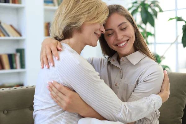 Mooie Middelbare Leeftijd Mam Haar Volwassen Dochter Zijn Knuffelen Glimlachen — Stockfoto