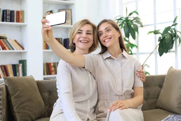 Feliz Mediana Edad Madre Hija Tomando Selfie Casa —  Fotos de Stock