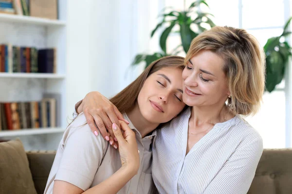 Jovem Alegre Está Abraçando Sua Mãe Meia Idade Sala Estar — Fotografia de Stock