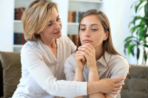 Concerned Middle Aged Mother Adult Daughter Sit Couch Having Serious — Stock Photo, Image