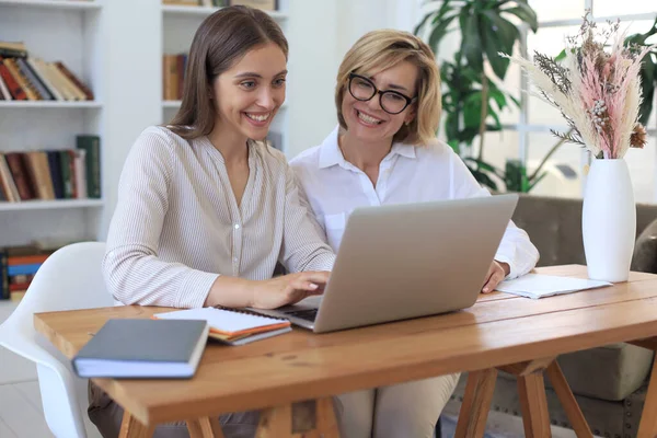 Twee Vrouwelijke Collega Werken Met Laptop Bespreken Nieuw Project — Stockfoto