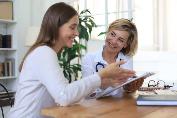 Middle Aged Female Doctor Therapist Consultation Patient Office — Stock Photo, Image