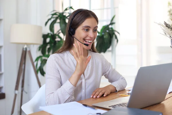 Opérateur Soutien Clientèle Féminin Avec Casque Sourire — Photo