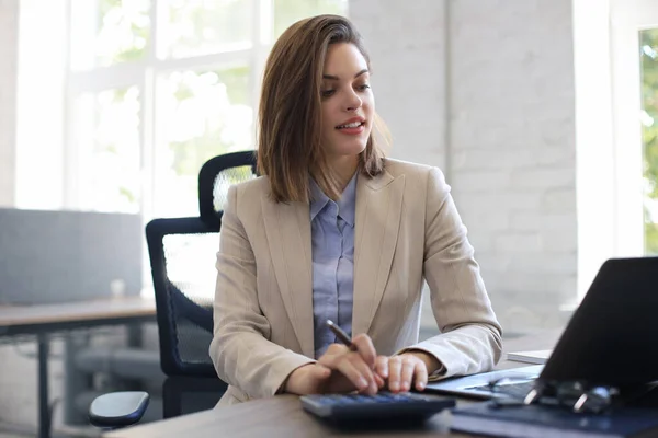 Attraente Donna Affari Allegra Che Lavora Computer Portatile Ufficio Moderno — Foto Stock