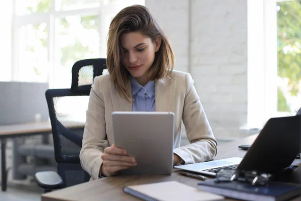 Atractiva Mujer Sonriente Trabajando Una Tableta Oficina Moderna — Foto de Stock