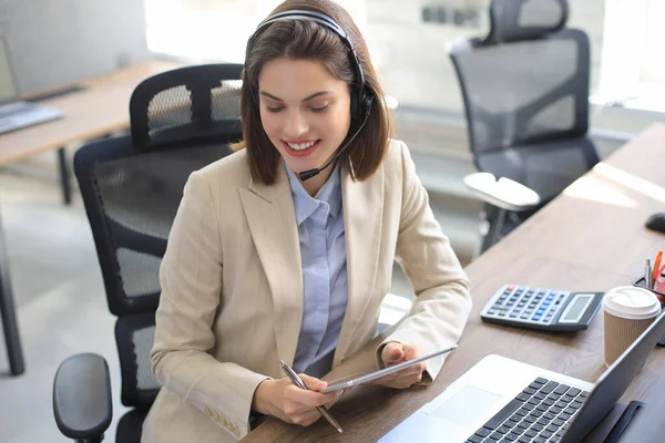 Gerente Feminino Alegre Sentado Mesa Escritório Realizando Tarefas Corporativas Usando — Fotografia de Stock