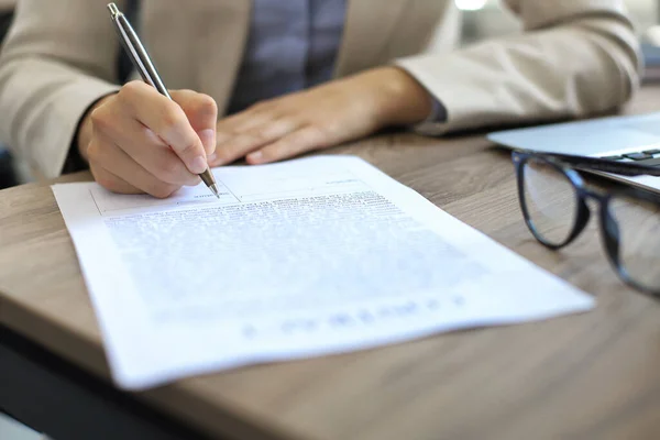 Weibliche Hand Unterschreibt Neuen Wichtigen Geschäftsvertrag — Stockfoto