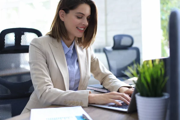 Mujer Bonita Sonriente Sentada Mesa Mirando Pantalla Del Portátil Feliz — Foto de Stock