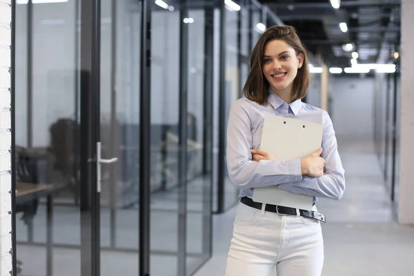 Femme Affaires Debout Dans Couloir Bureau Avec Des Documents — Photo