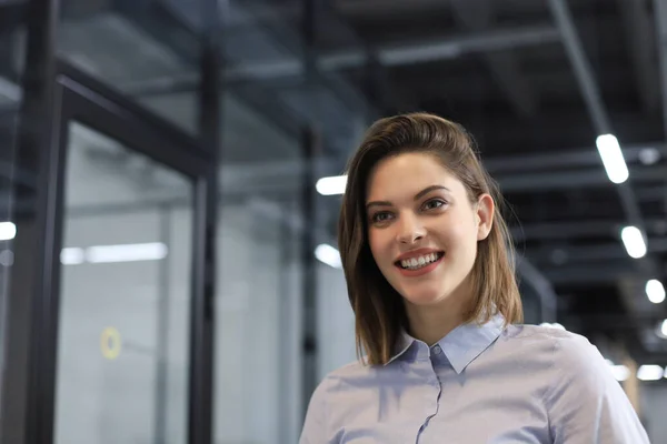 Attrayant Femme Affaires Souriant Tout Tenant Dans Bureau — Photo