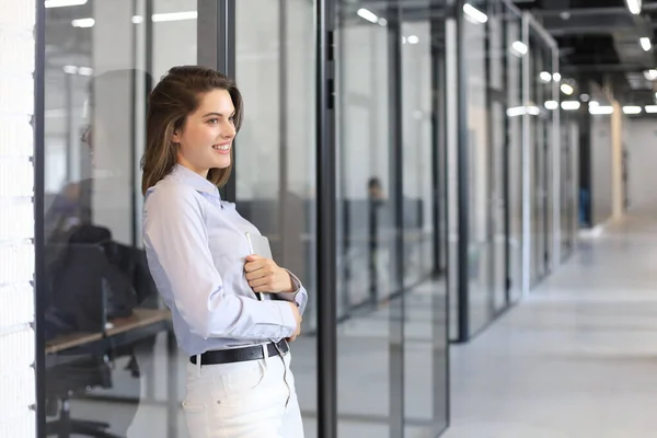 Επιχειρηματίας Στέκεται Στο Διάδρομο Του Γραφείου Ψηφιακή Ταμπλέτα — Φωτογραφία Αρχείου