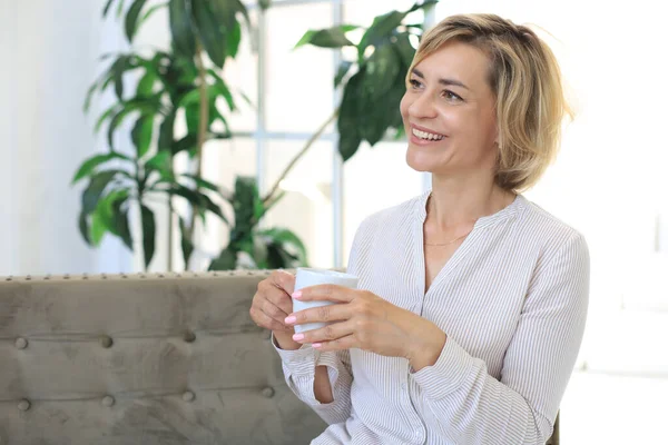 Volwassen Blonde Vrouw Bank Met Een Thee Koffie — Stockfoto