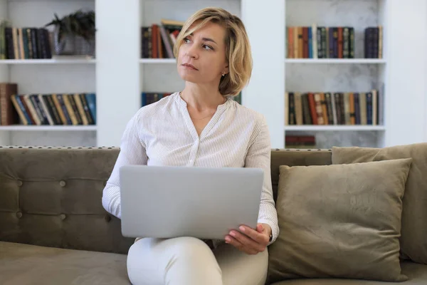 Glada Medelålders Kvinna Som Använder Laptop När Sitter Soffan Hemma — Stockfoto