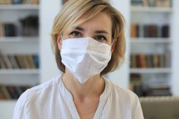 Femme Âge Moyen Masque Médical Maison Pendant Situation Épidémique — Photo