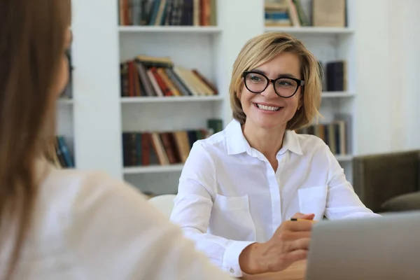 Psicologa Professionista Mezza Età Che Conduce Una Consultazione — Foto Stock