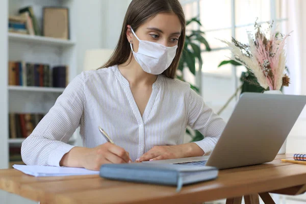 Jeune Femme Affaires Dans Masque Protection Médicale Travaille Maison Ordinateur — Photo