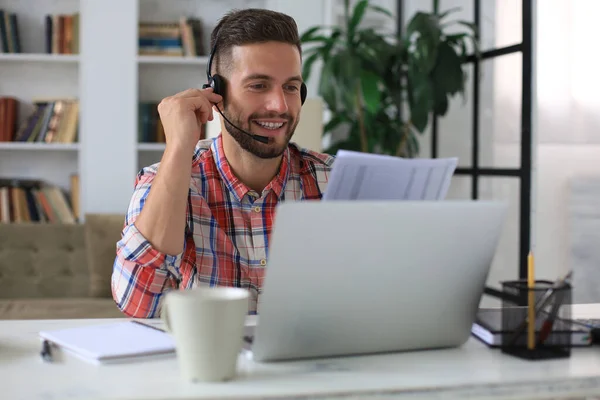 Konzentrierter Junger Freiberuflicher Geschäftsmann Mit Laptop Für Videokonferenzen Der Hause — Stockfoto