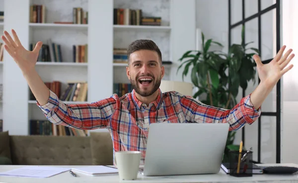 Hombre Negocios Guapo Está Manteniendo Los Brazos Levantados Expresando Alegría —  Fotos de Stock