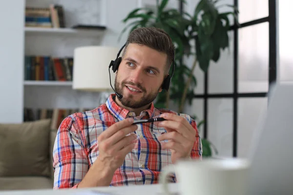 Hombre Joven Feliz Los Auriculares Que Trabajan Ordenador Portátil Desde — Foto de Stock