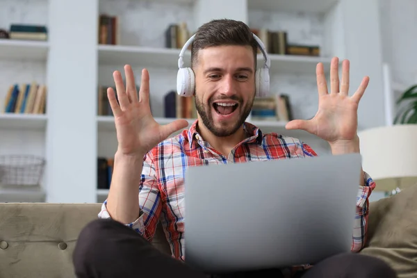 Usmívající Podnikatel Pozdravuje Kolegy Videokonferenci Vyjednává Daleko Domova — Stock fotografie