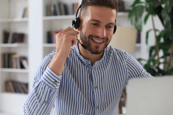 オフィスでビデオ通話をしている若いビジネスマンの笑顔 — ストック写真