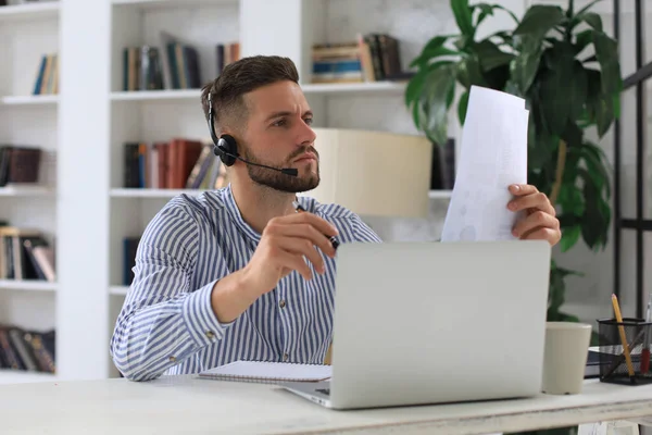 Pensativo Hombre Negocios Moderno Que Trabaja Con Ordenador Portátil Mientras — Foto de Stock