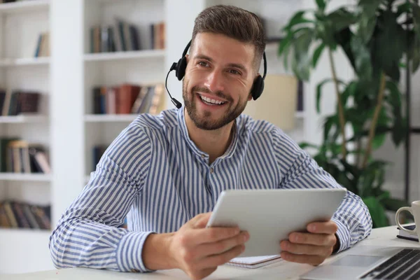 Hombre Confiado Con Auriculares Hablando Viendo Entrenamiento Webinar Negocios Escuchando —  Fotos de Stock