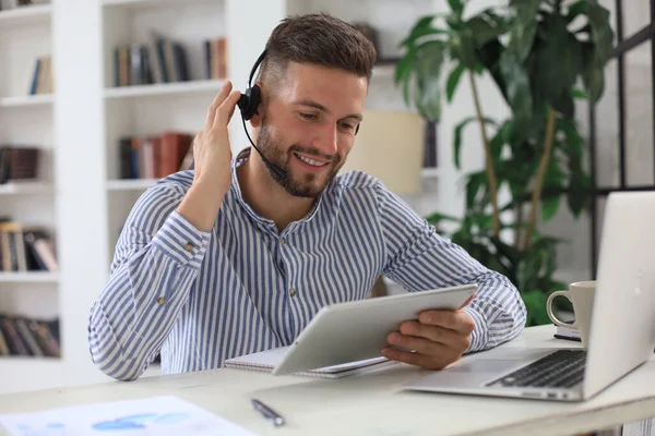 Homem Confiante Vestindo Fone Ouvido Falando Assistindo Treinamento Webinar Negócios — Fotografia de Stock