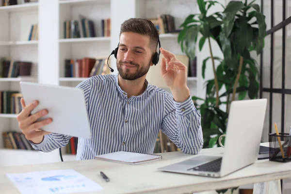 Hombre Confiado Con Auriculares Hablando Viendo Entrenamiento Webinar Negocios Escuchando — Foto de Stock