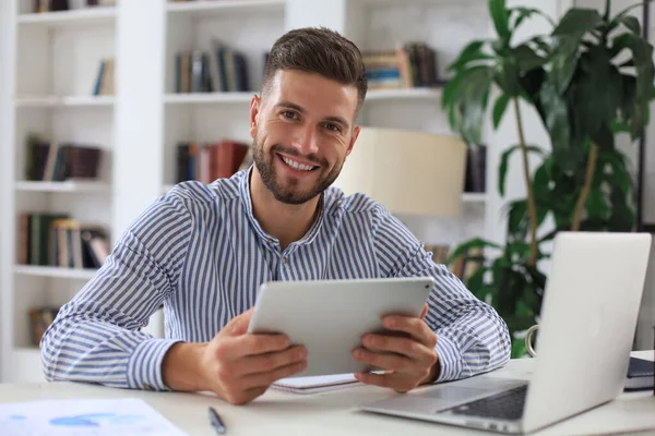 Feliz Joven Hombre Negocios Está Analizando Documentos Financieros Desde Casa —  Fotos de Stock