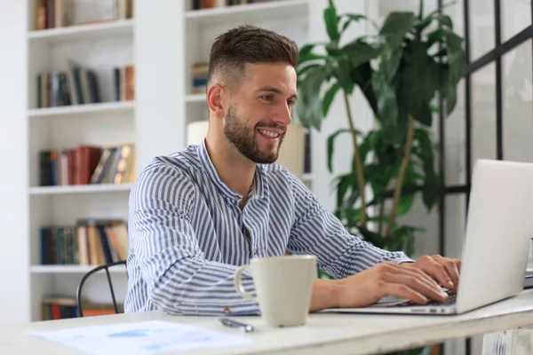 Glücklicher Junger Geschäftsmann Analysiert Während Der Selbstisolierung Finanzdokumente Von Hause — Stockfoto