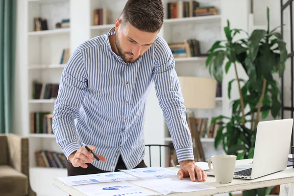 Joven Hombre Negocios Moderno Analizando Datos Utilizando Ordenador Portátil Mientras — Foto de Stock