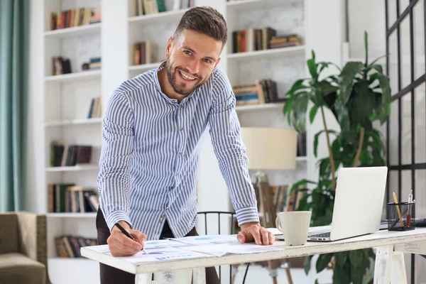 Joven Hombre Negocios Moderno Analizando Datos Utilizando Ordenador Portátil Mientras — Foto de Stock