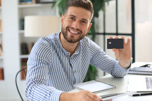Усміхнений Чоловік Сидить Офісі Платить Кредитною Карткою Своїм Ноутбуком — стокове фото