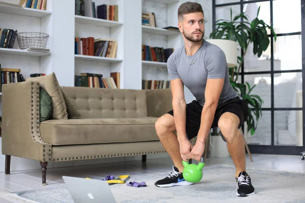 Homem Bonito Fazendo Exercício Esportivo Com Kettlebell Casa Conceito Vida — Fotografia de Stock