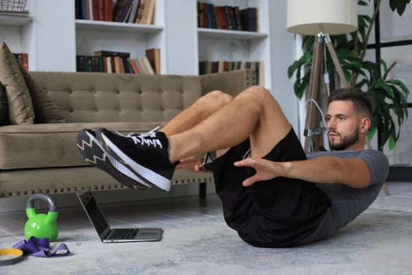 Homem Bonito Fazendo Exercícios Abdominais Casa Durante Quarentena Conceito Vida — Fotografia de Stock