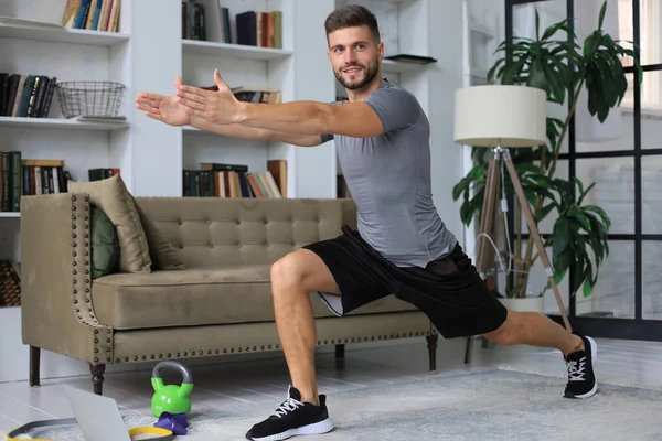 Homem Bonito Fazer Exercício Desportivo Casa Durante Quarentena Conceito Vida — Fotografia de Stock