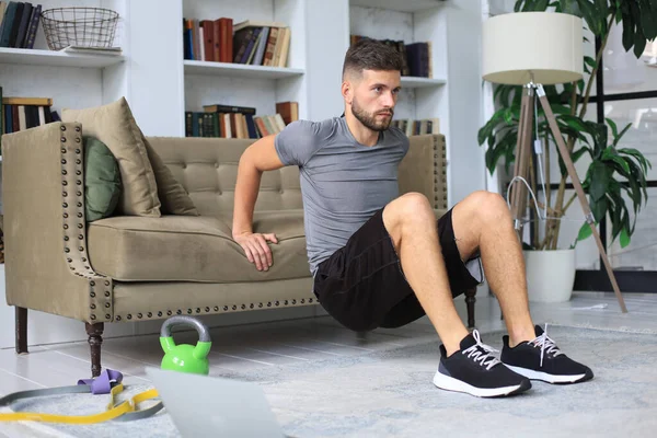 Homem Bonito Fazer Exercício Desportivo Casa Durante Quarentena Conceito Vida — Fotografia de Stock