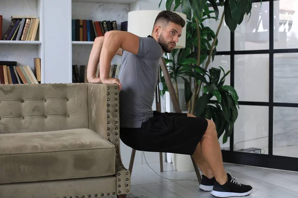 Homem Bonito Fazer Exercício Desportivo Casa Durante Quarentena Conceito Vida — Fotografia de Stock