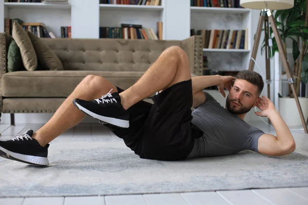 Homem Bonito Fazendo Exercícios Abdominais Casa Durante Quarentena Conceito Vida — Fotografia de Stock