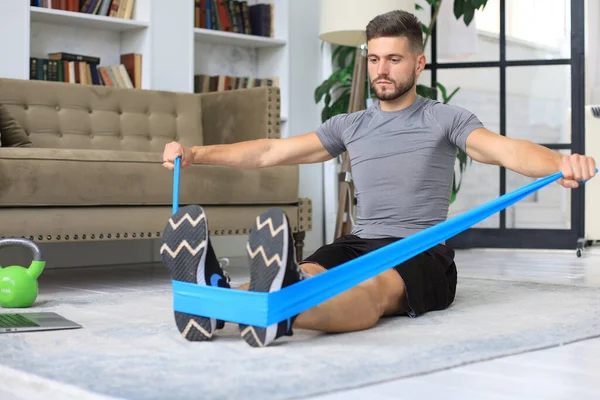 Homem Bonito Fazer Exercício Desportivo Casa Durante Quarentena Conceito Vida — Fotografia de Stock