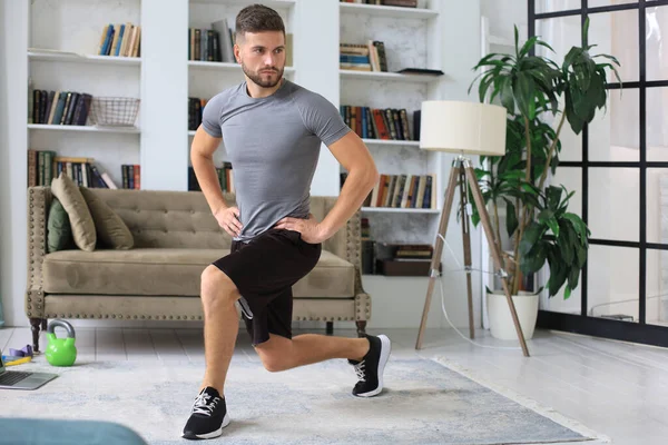 Homem Bonito Fazer Exercício Desportivo Casa Durante Quarentena Conceito Vida — Fotografia de Stock