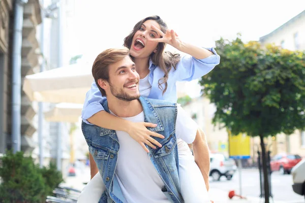 Beau Jeune Homme Portant Jeune Femme Attirante Sur Les Épaules — Photo