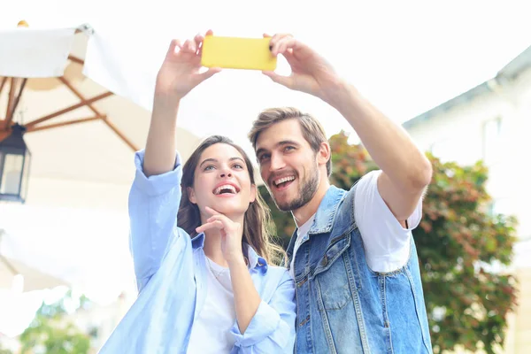 Hermosa Pareja Joven Encantadora Caminando Por Las Calles Ciudad Abrazándose —  Fotos de Stock